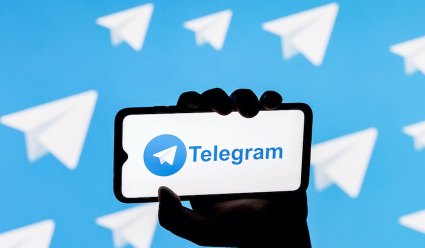 Scanning a QR code to join a Telegram group